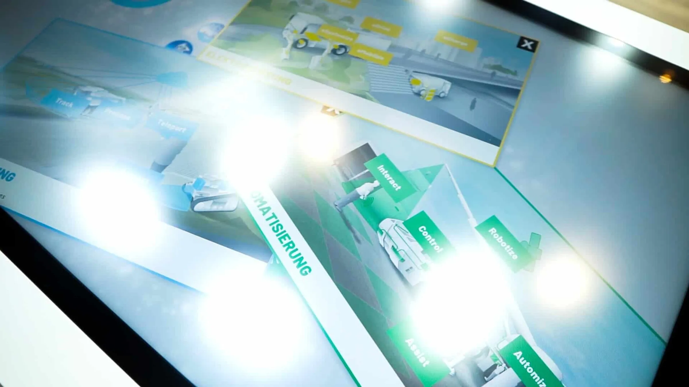 Die interaktiven Tische erkennen neben den Touch-Eingaben auch sämtliche am Messestand vorhandenen Produkte