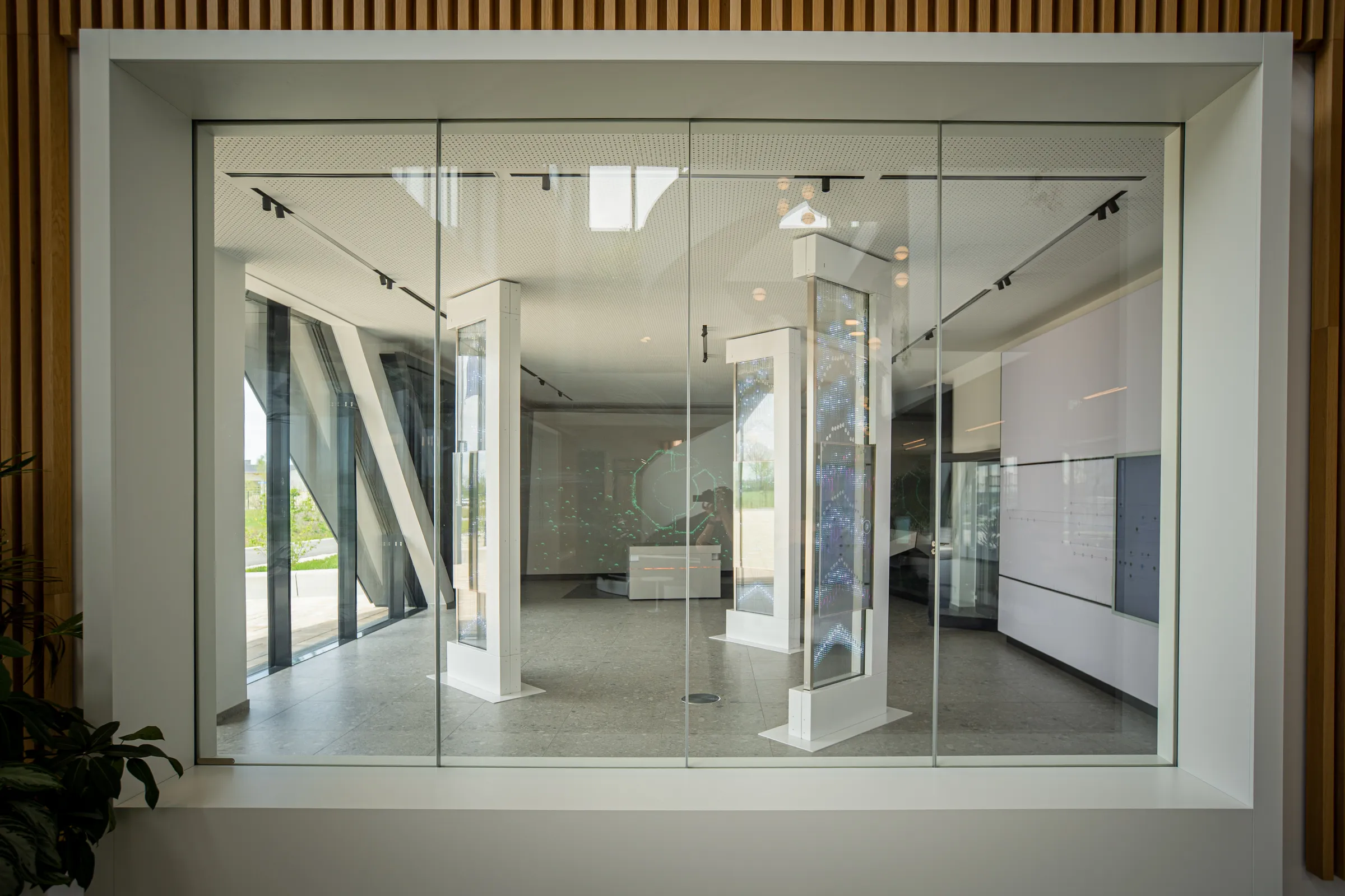 Blick in den lichtdurchfluteten Showroom durch eine Glasscheibe