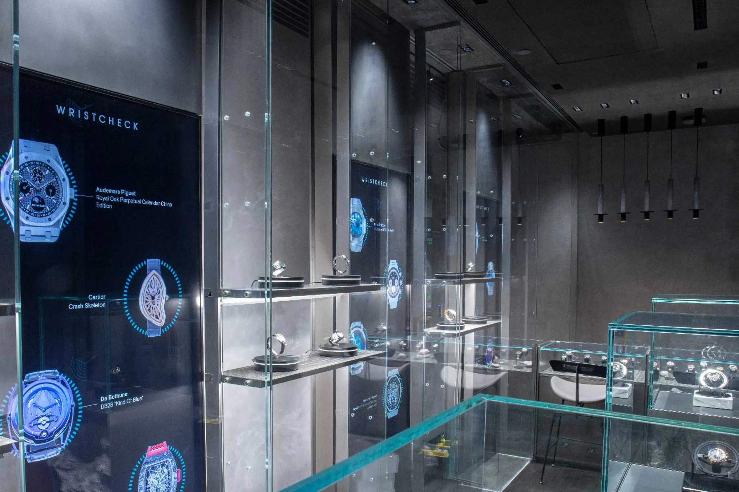 In diesem interaktiven Schaufenster sind Produkte auf Drehtellern ausgestellt