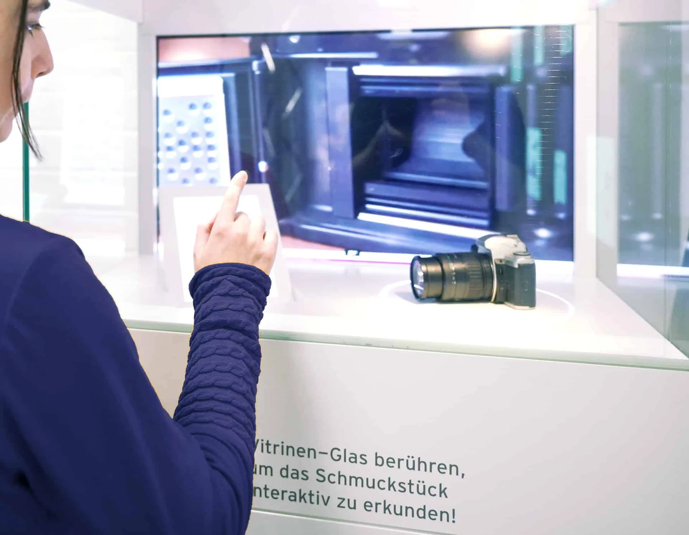 Interactive display case for product presentation