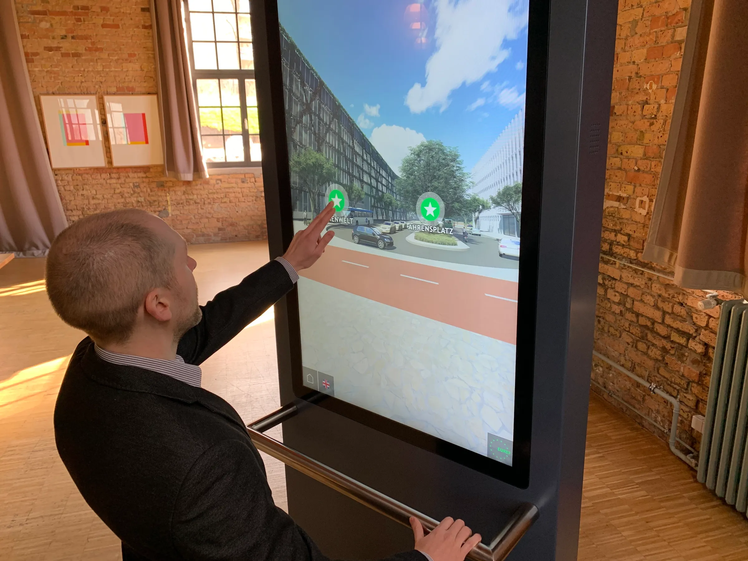 Drehbarer Screen für Immersive Einblicke und rundum Panorama-Perspektiven