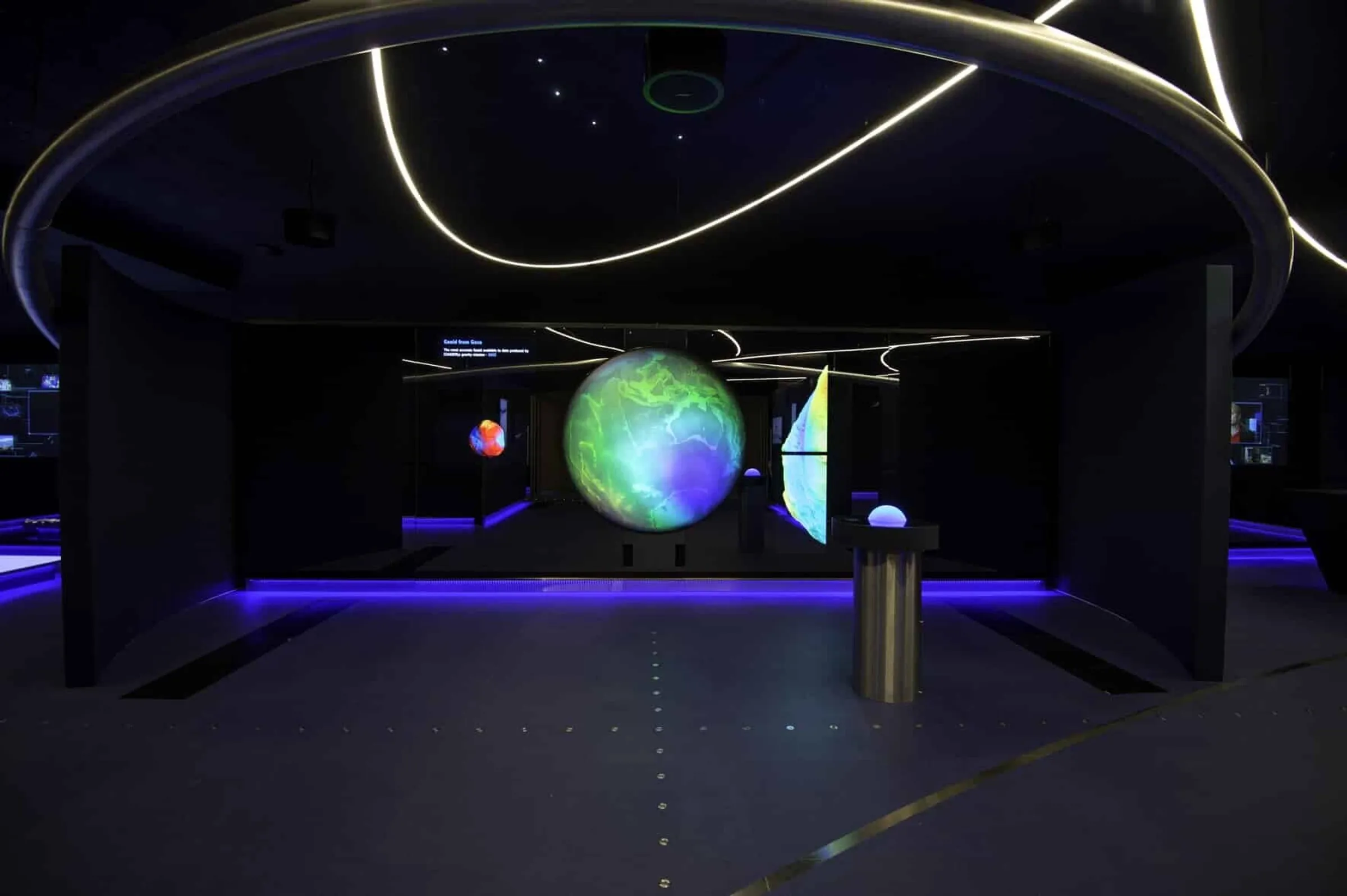 Per Kugel-Interface steuerbarer Globus im interaktiven Besucherzentrum der ESA