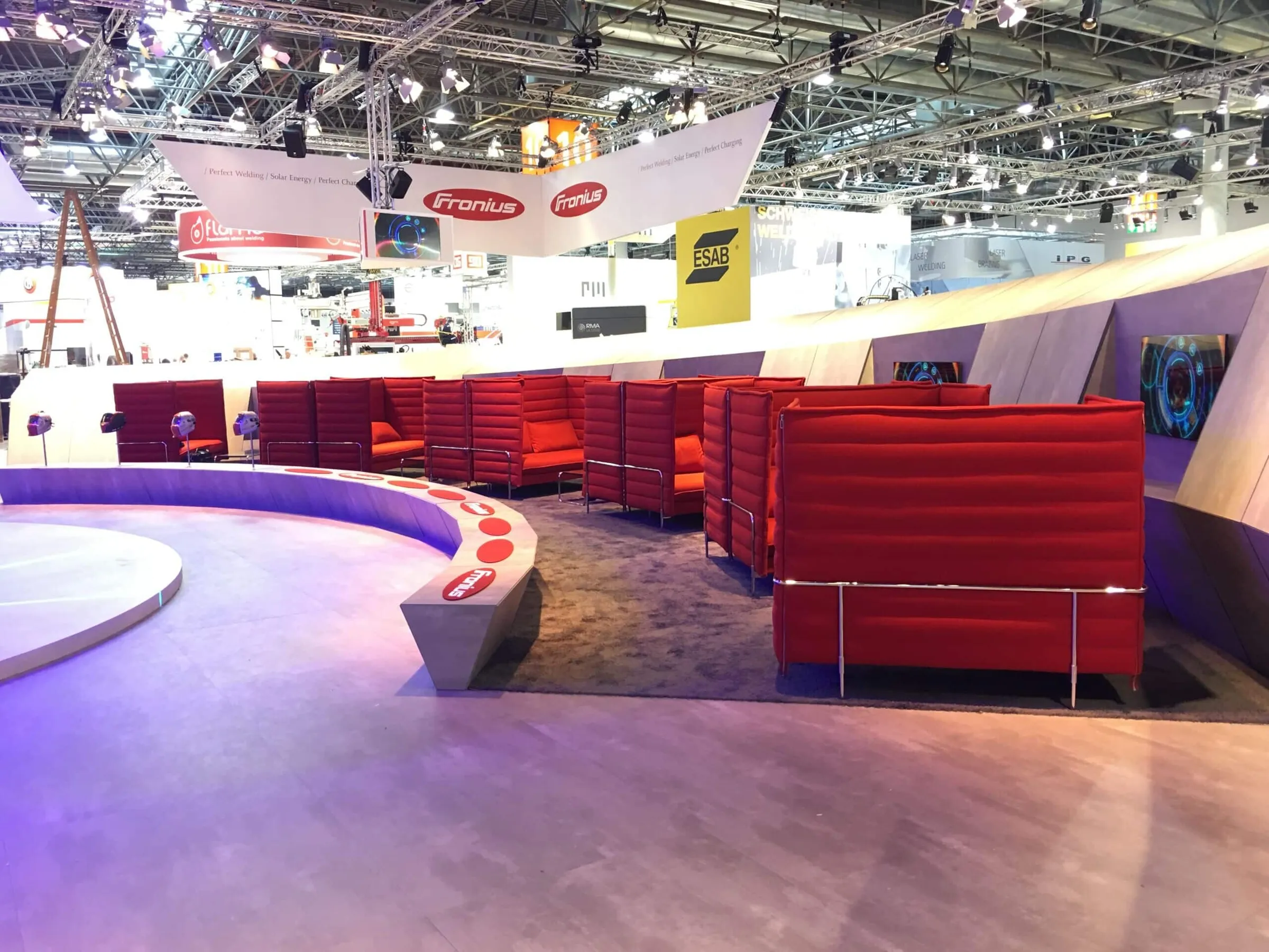 Arbeitsstationen am interaktiven Messestand von Fronius