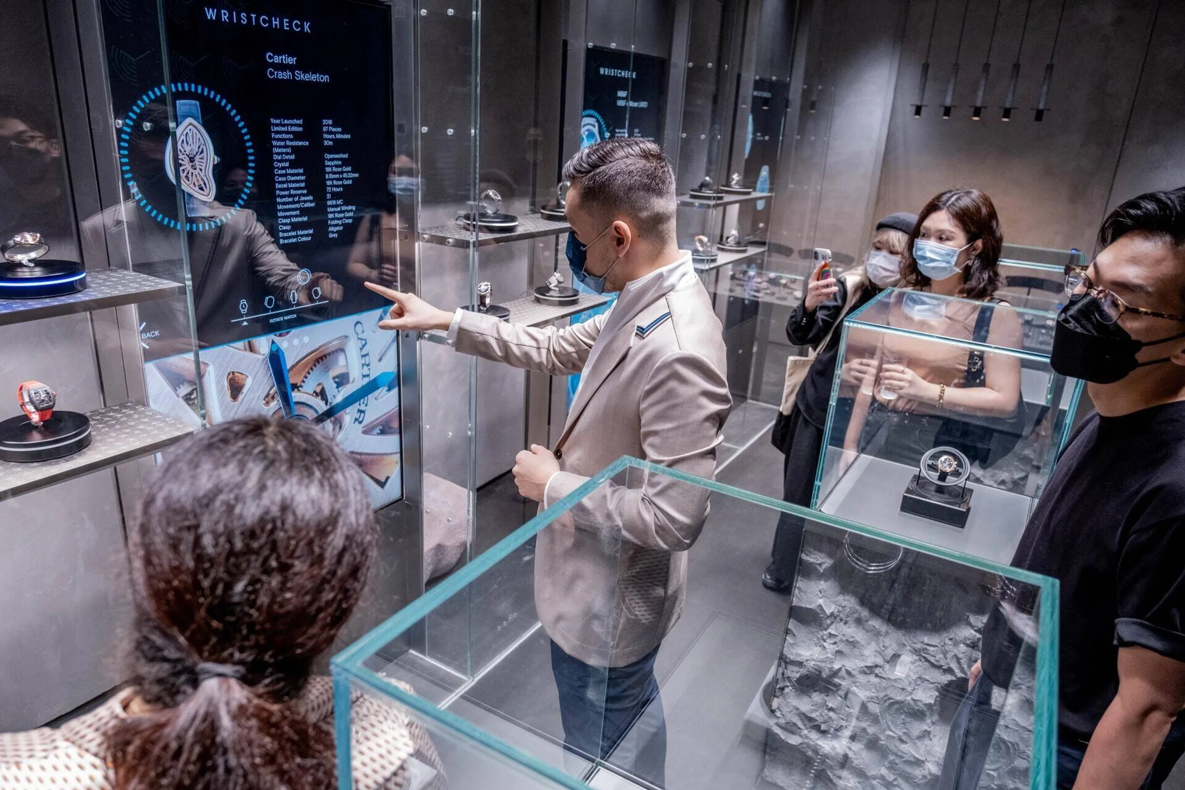 Touchless gesture control at the interactive shopping showcase