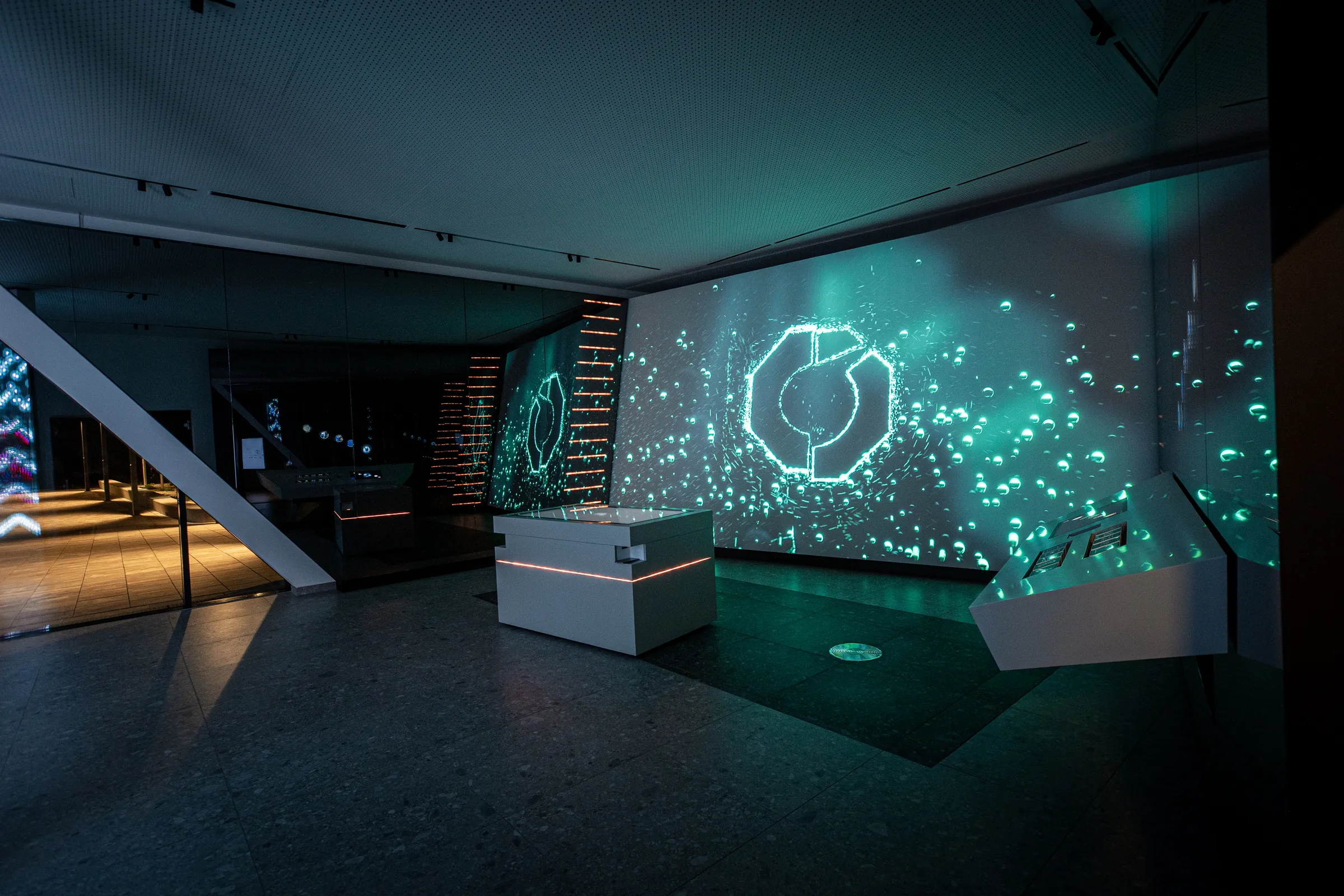 Dr Wack Experience with a multi-touch table and large-format display