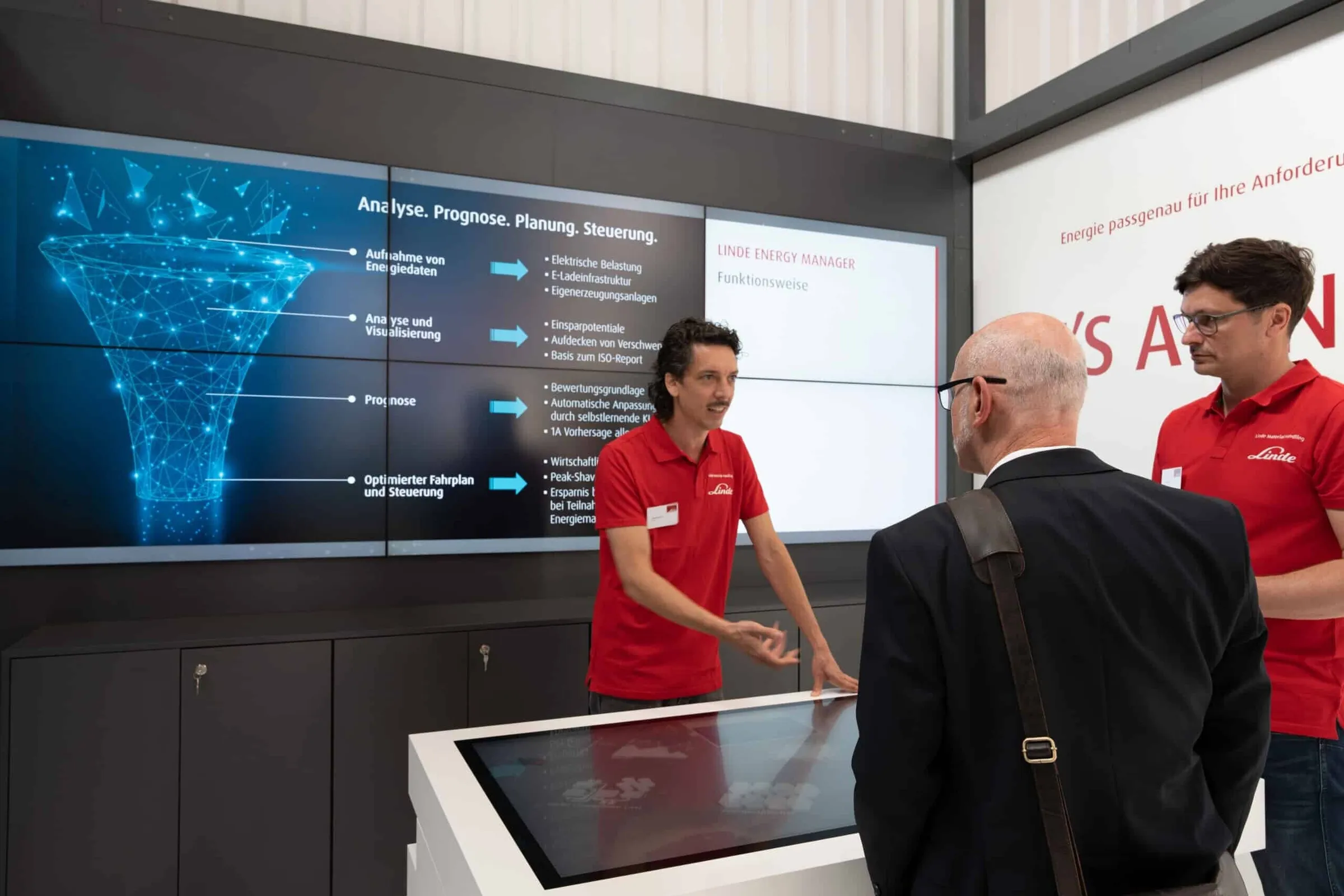 On 55-inch multi-touch table, trade fair visitors playfully deal with energy consumption and energy forecasts in companies