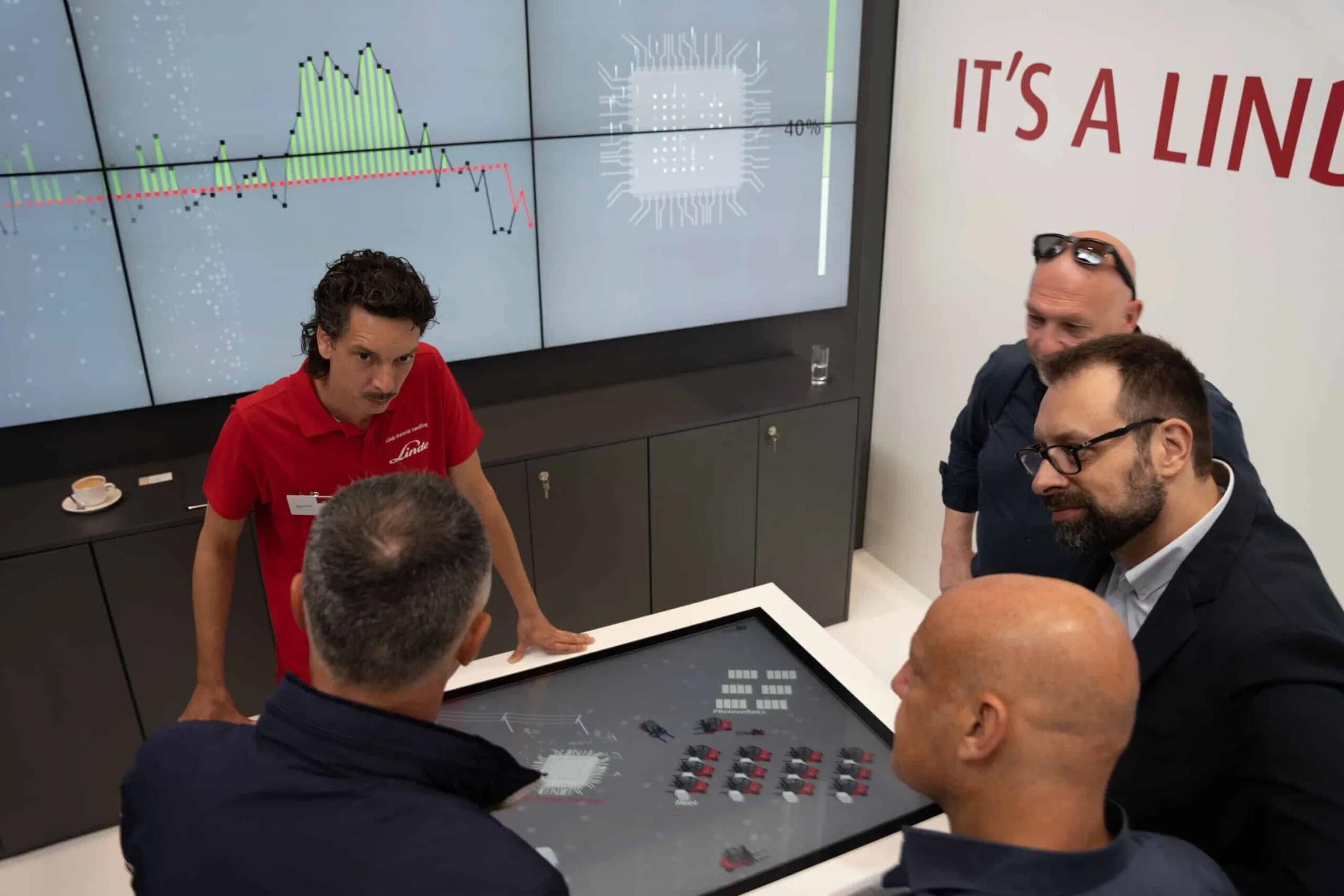 Multitouch table and screen wall explain the Linde Energy Manager