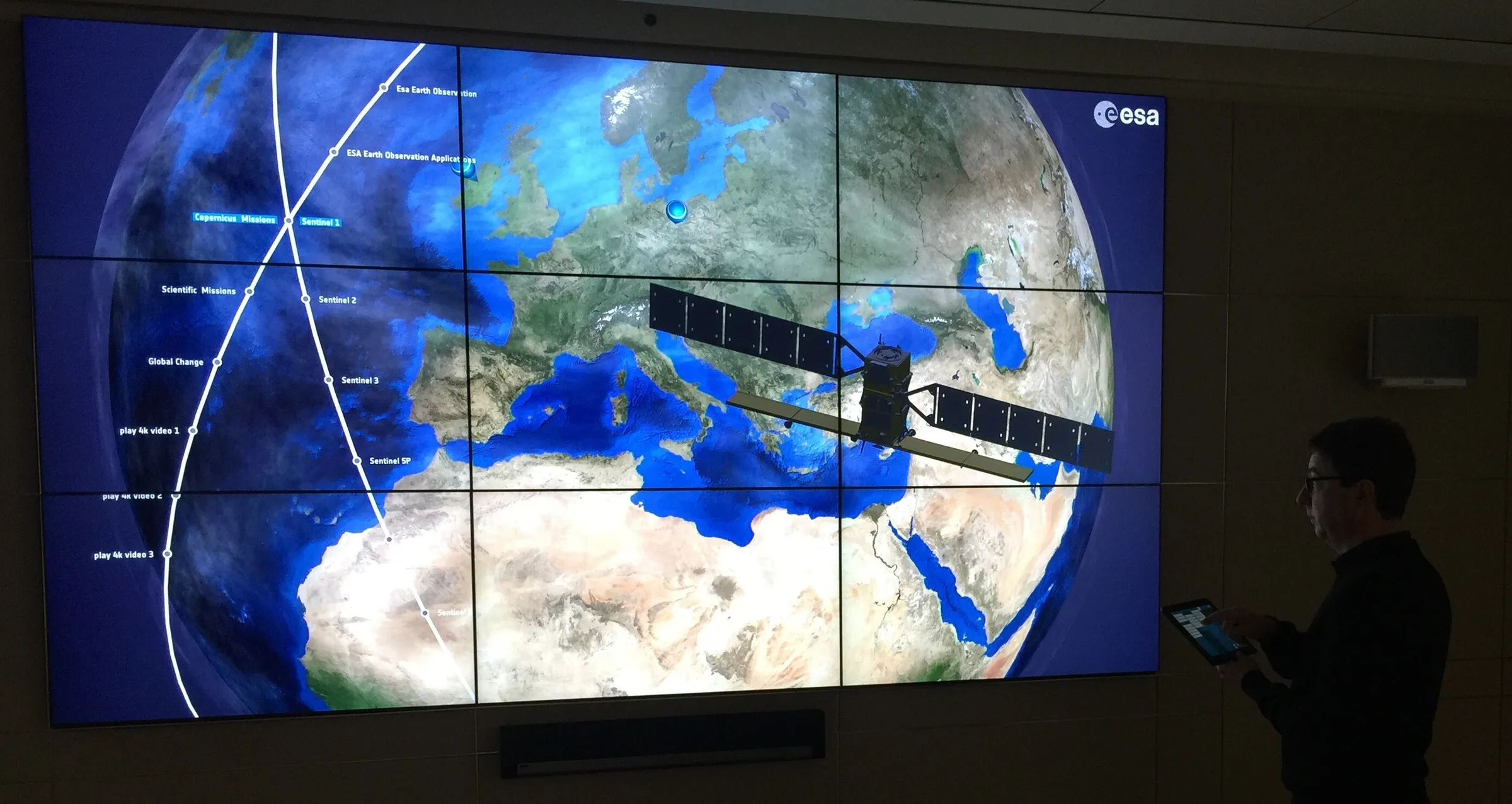 Hochauflösende Screen-Wall aus neun Monitoren im ESA Showroom