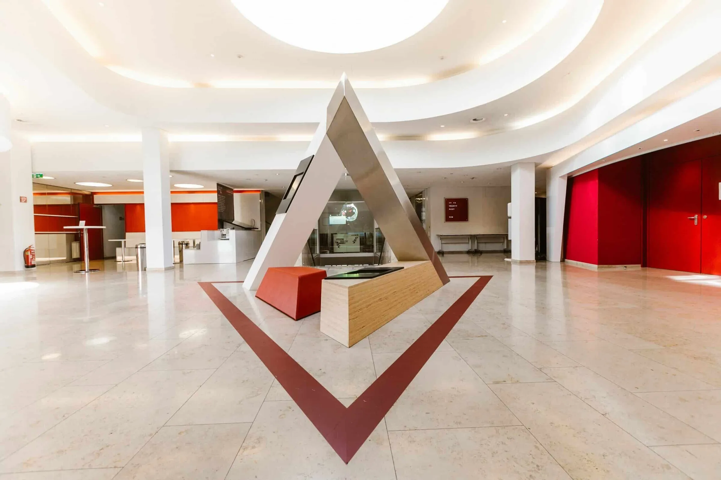 Digitales Centerpiece im Unternehmens-Foyer