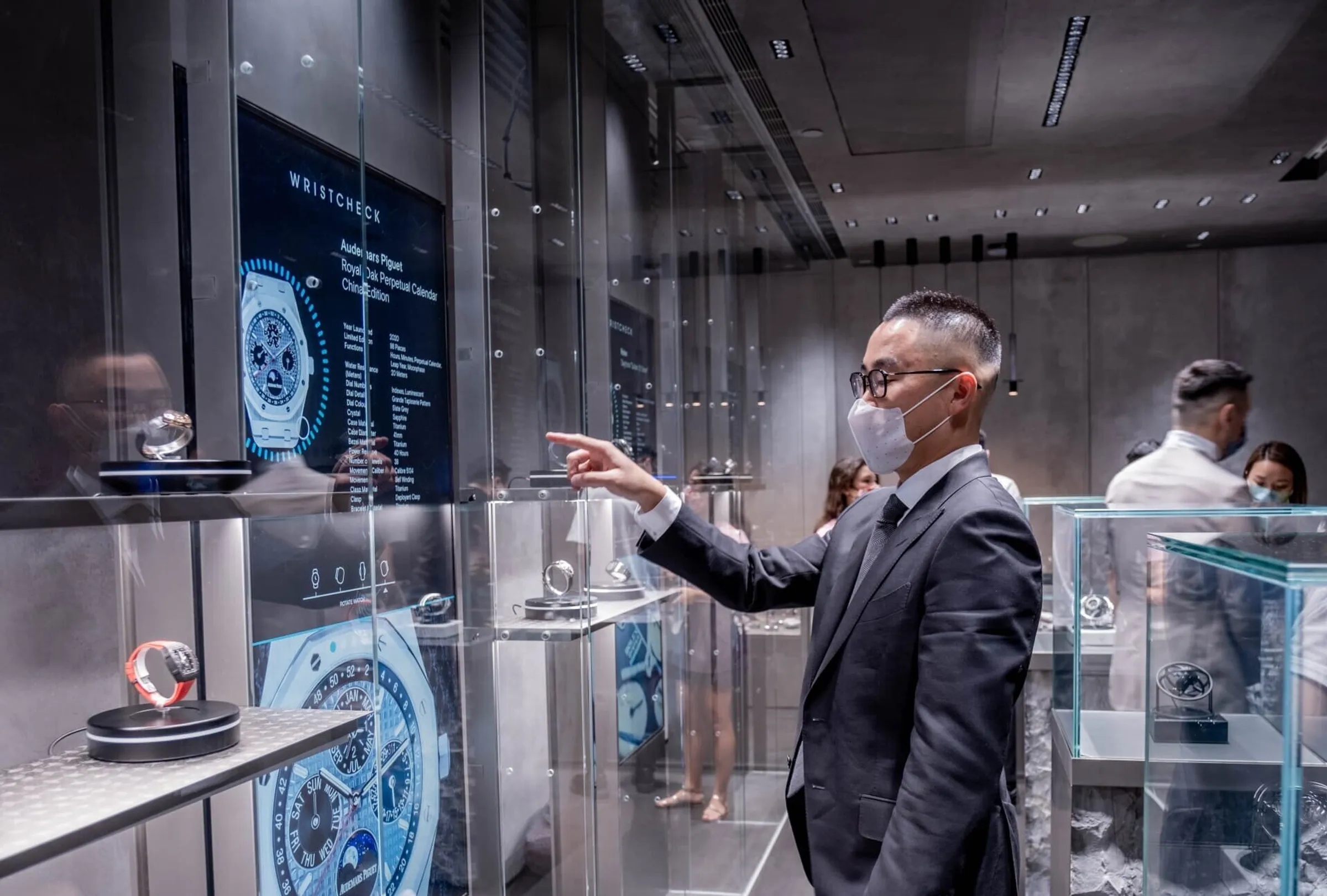 Gesture control at the interactive store window