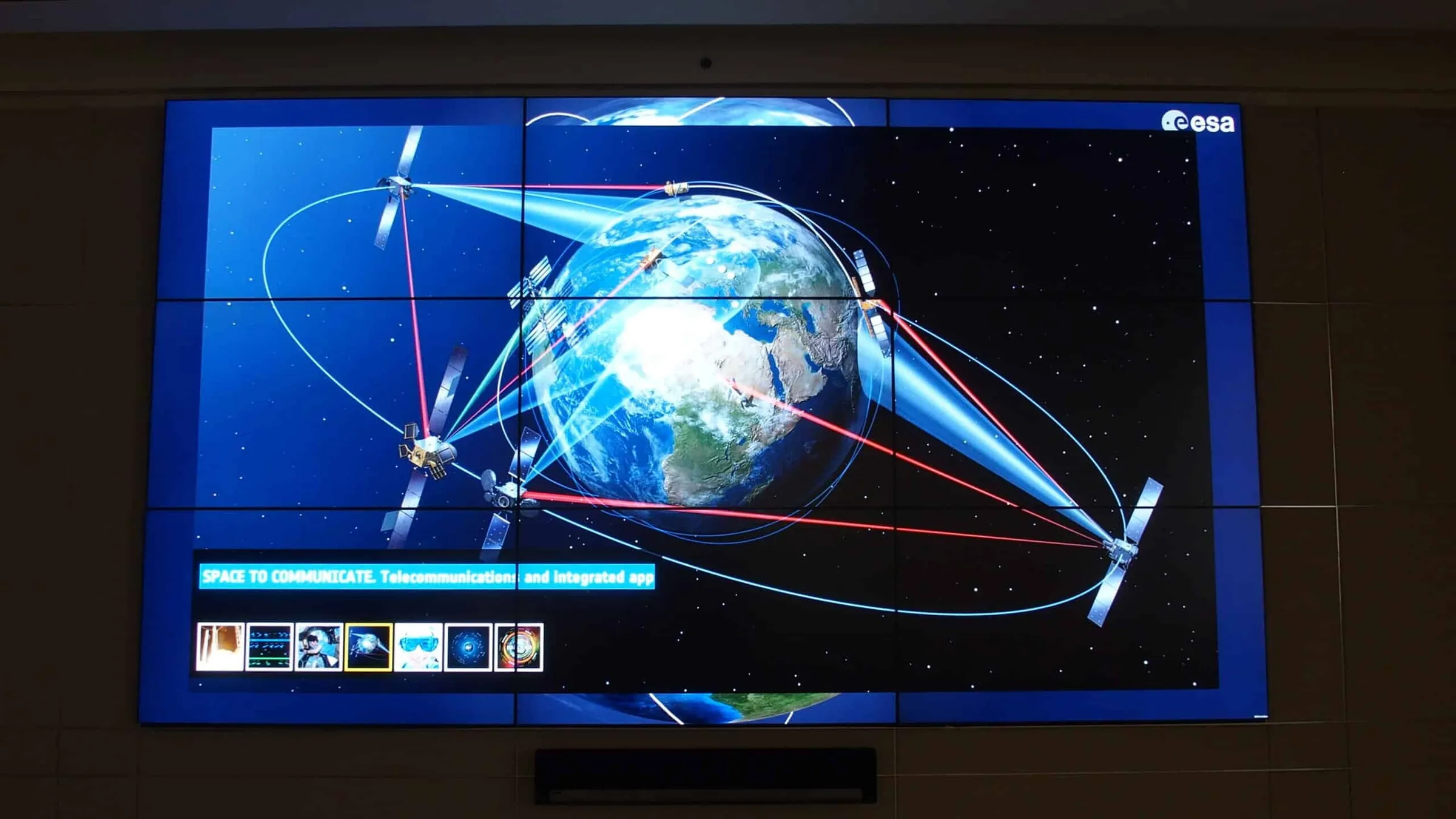 ESA Showroom - „Hyperwall“ genannte 3x3 Screen-Grid