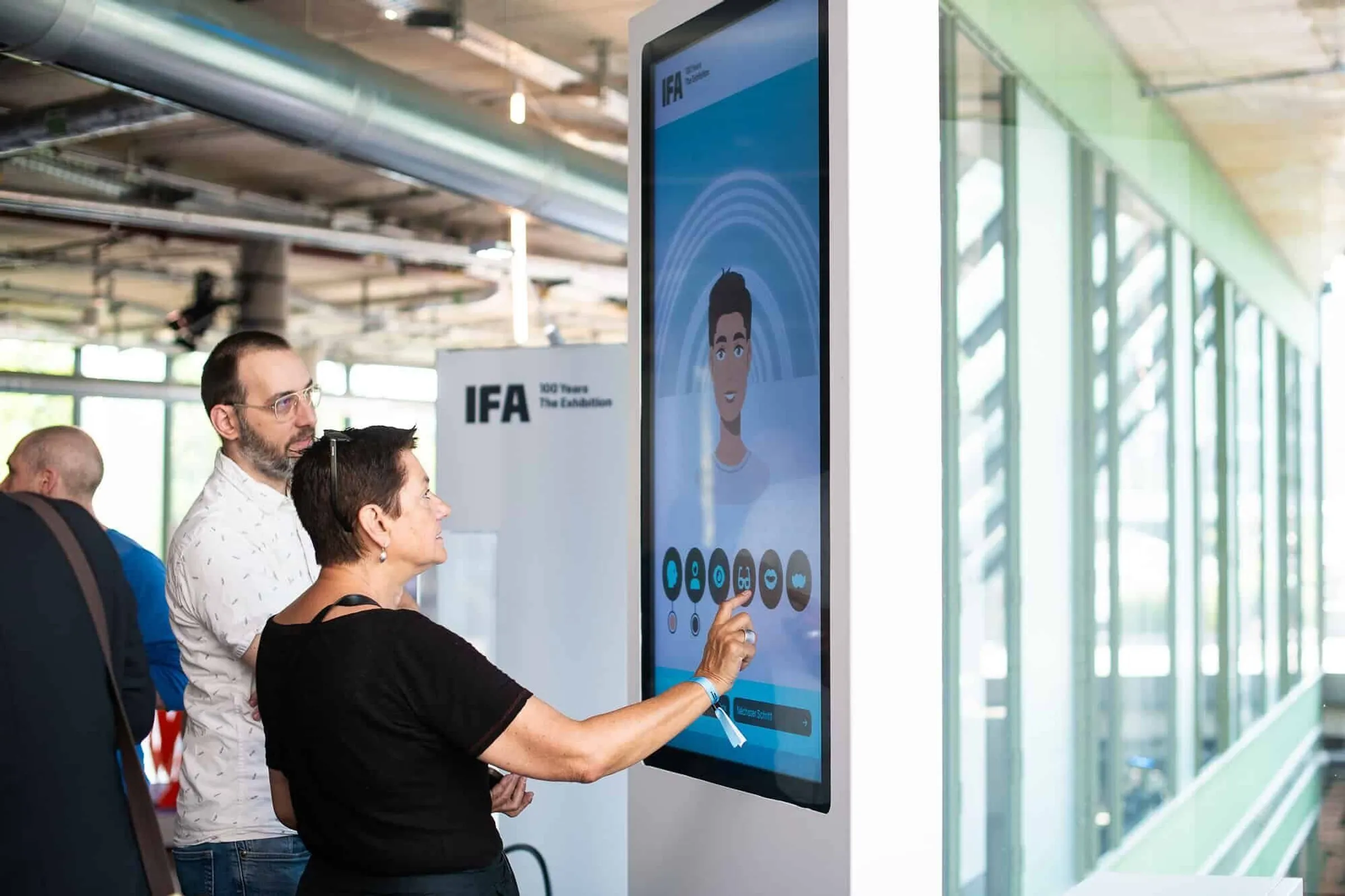 Interaktiver Multitouch-Dreh-Screen auf der IFA100 in Berlina