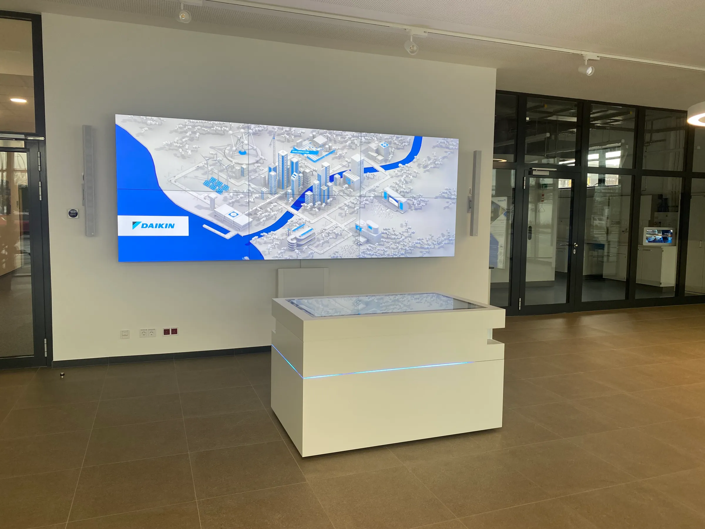 Für das Daikin Chemical Europe Innovation Center konzipierte und plante Garamantis einen interaktiven Showroom mit Multitouch-Tisch und gekoppelter Bildschirmwand