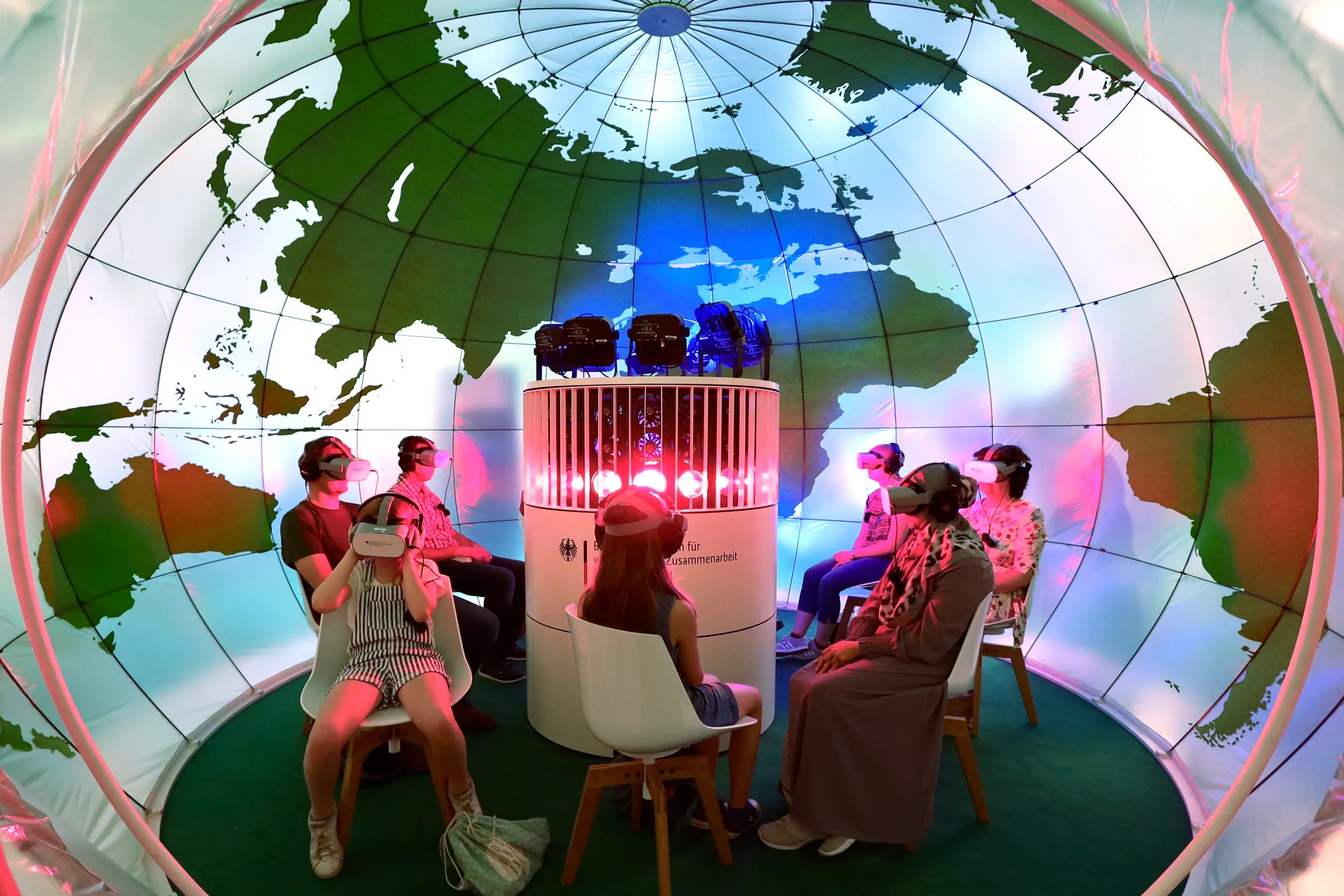 Immersion using VR headsets and multi-sensory effects in the 360-degree climate dome