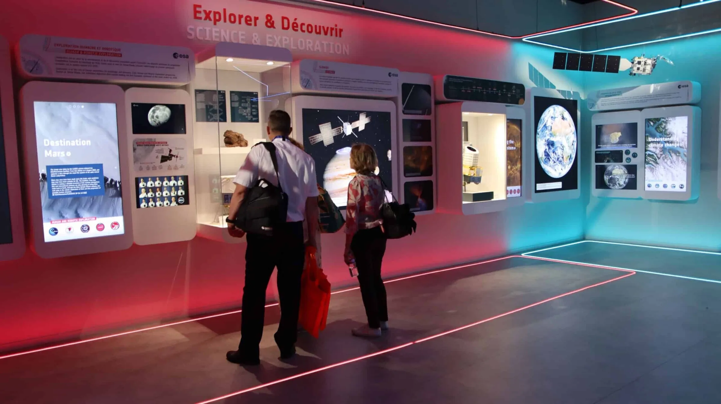 Software for Interactive Exhibition Walls and Stations - ESA Paris