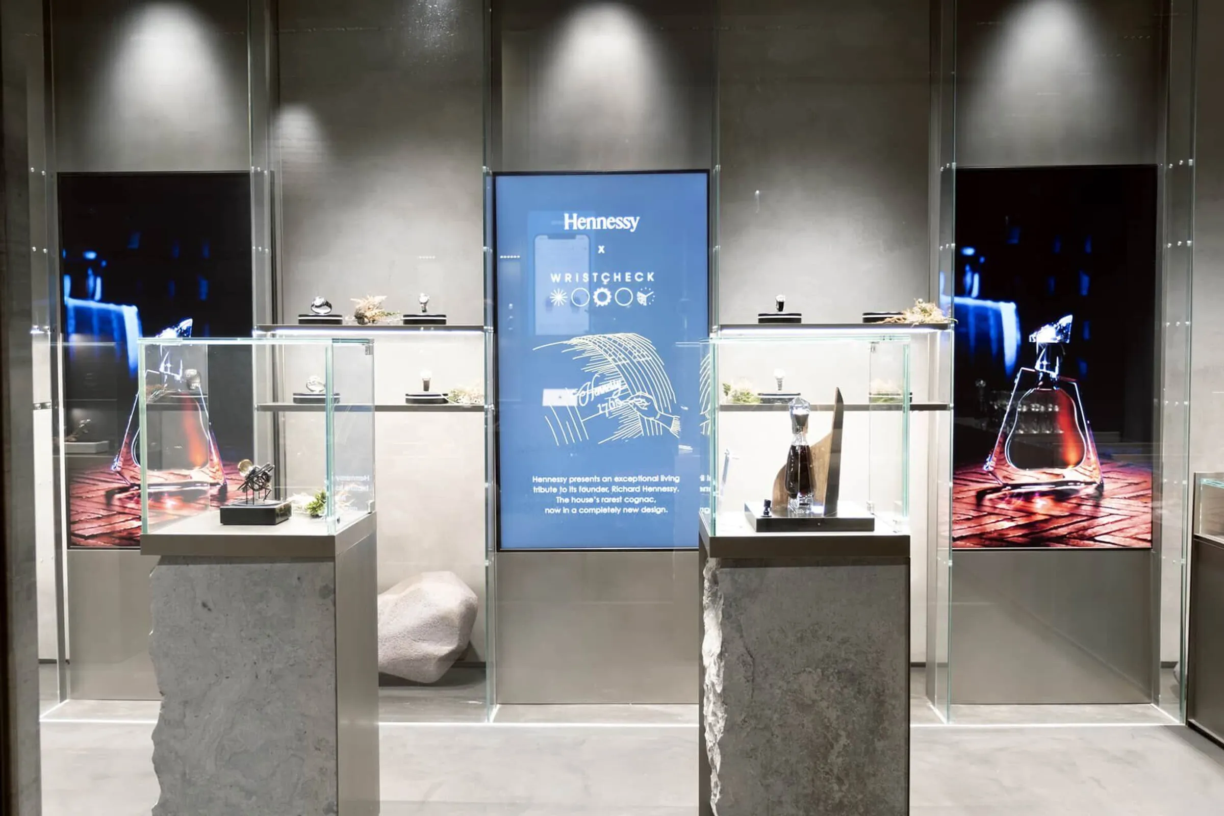 Interactive shop window with screens and product presentation in Hong Kong