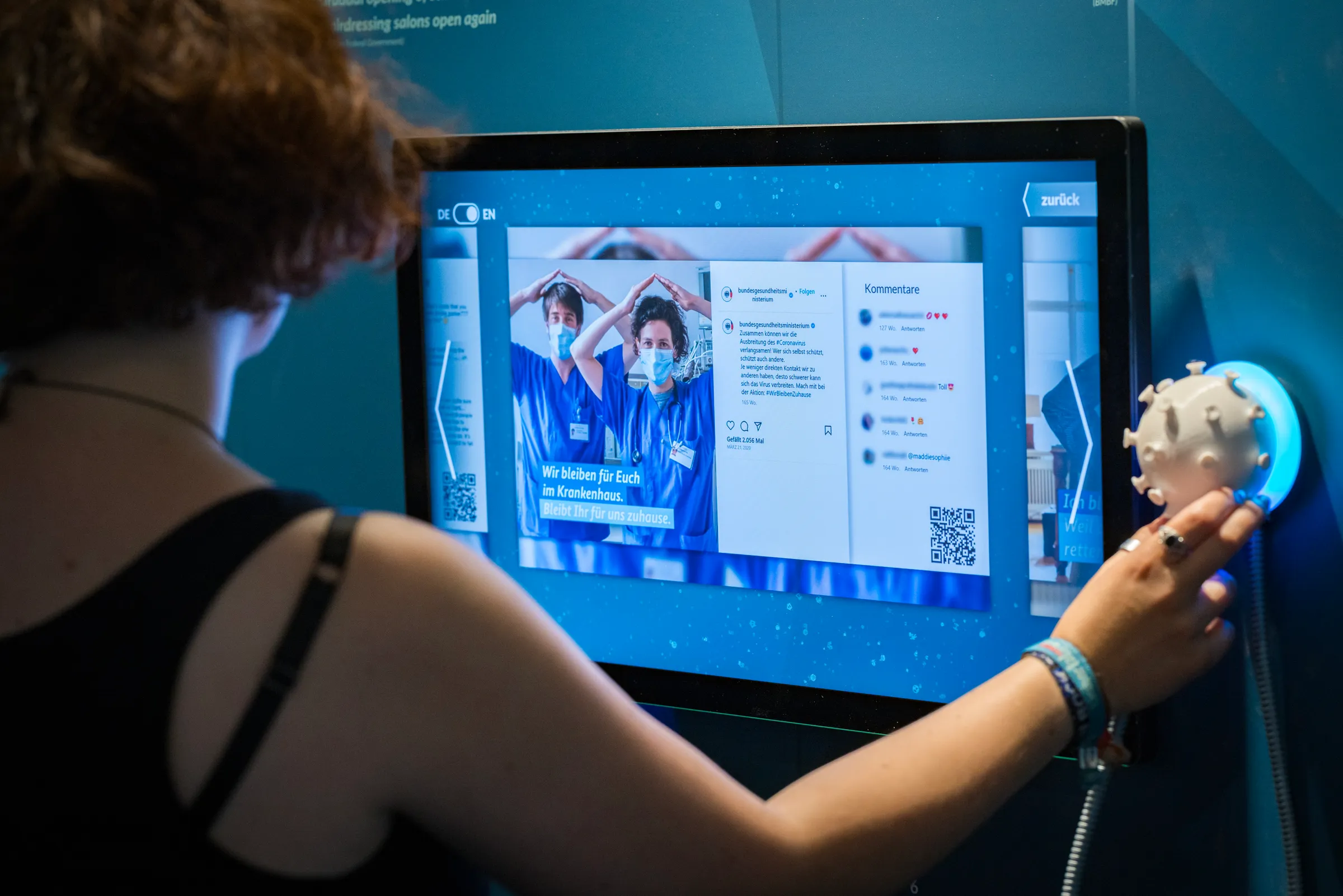 Interaktives Ausstellungsdesign - Multitouch-Bildschirm mit Einhandhörer