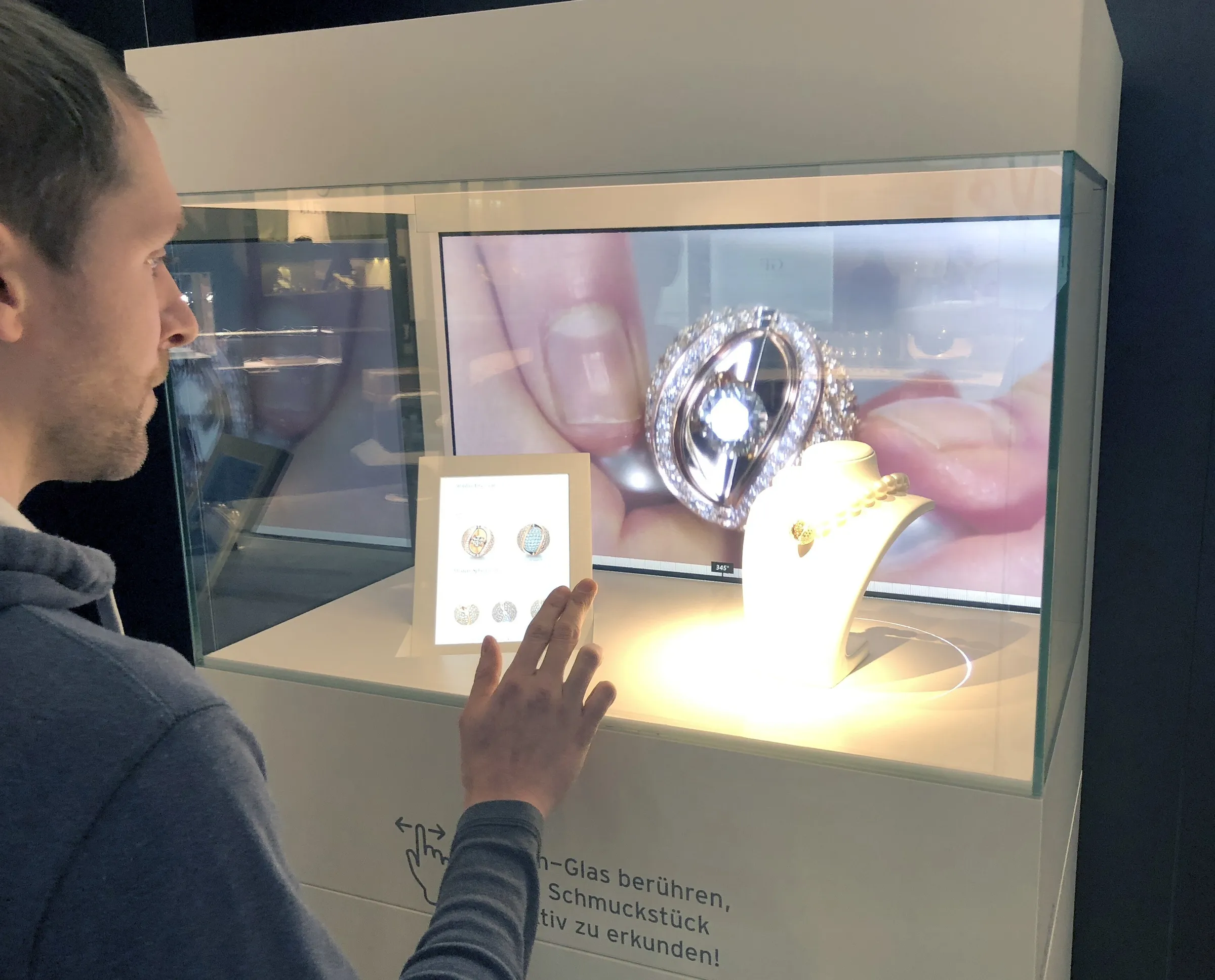 Interaktive Multitouch Vitrine auf der Messe
