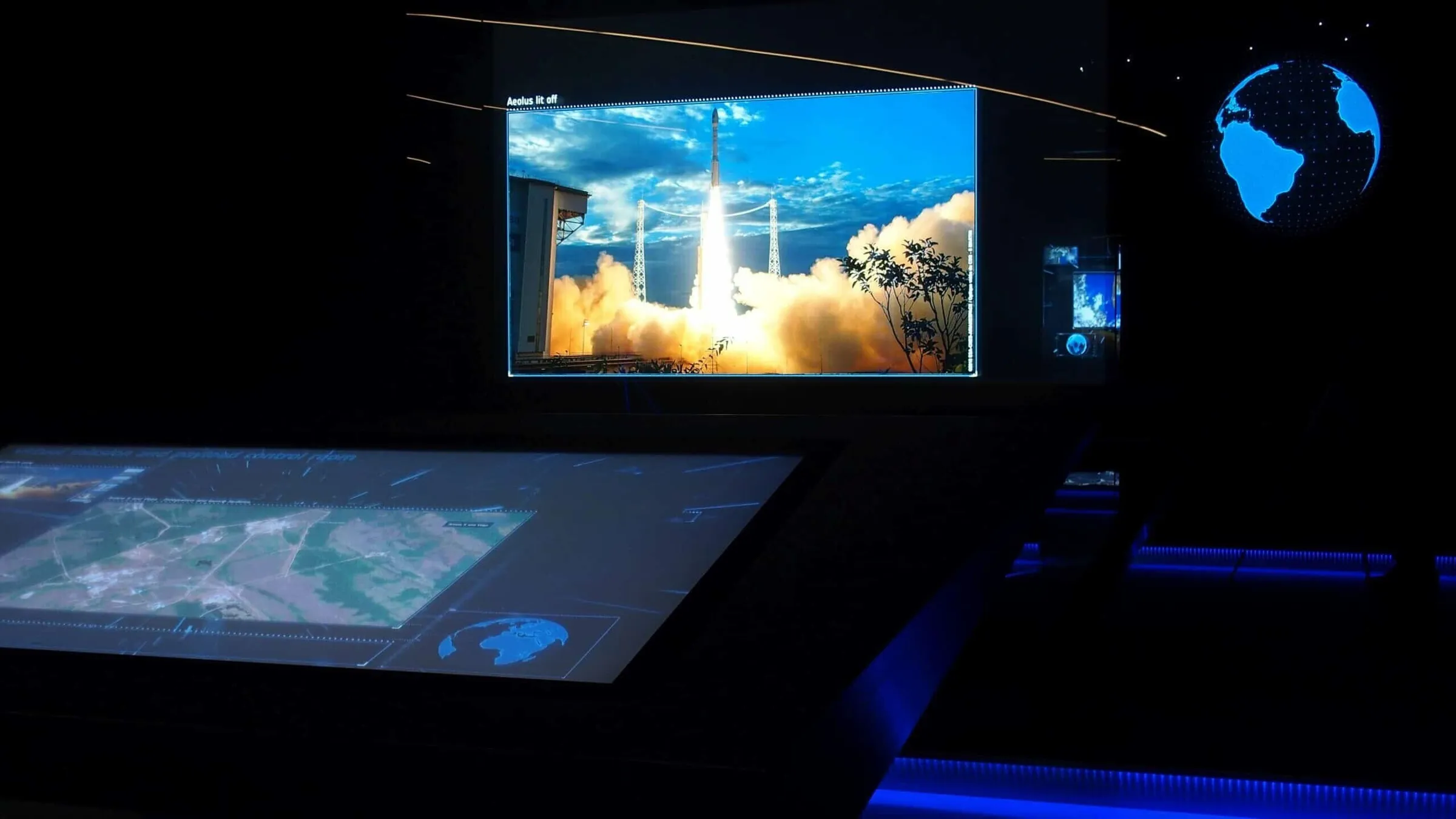 Multitouch table with screenwall in the ESA showroom