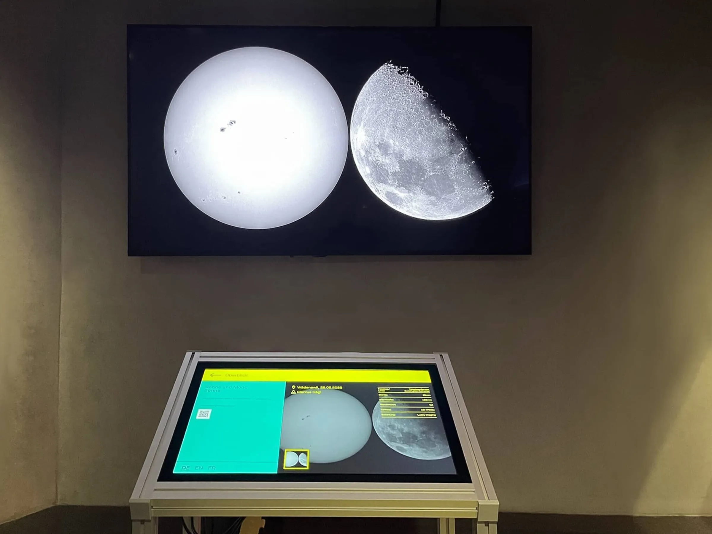 Touchtable with connected screen