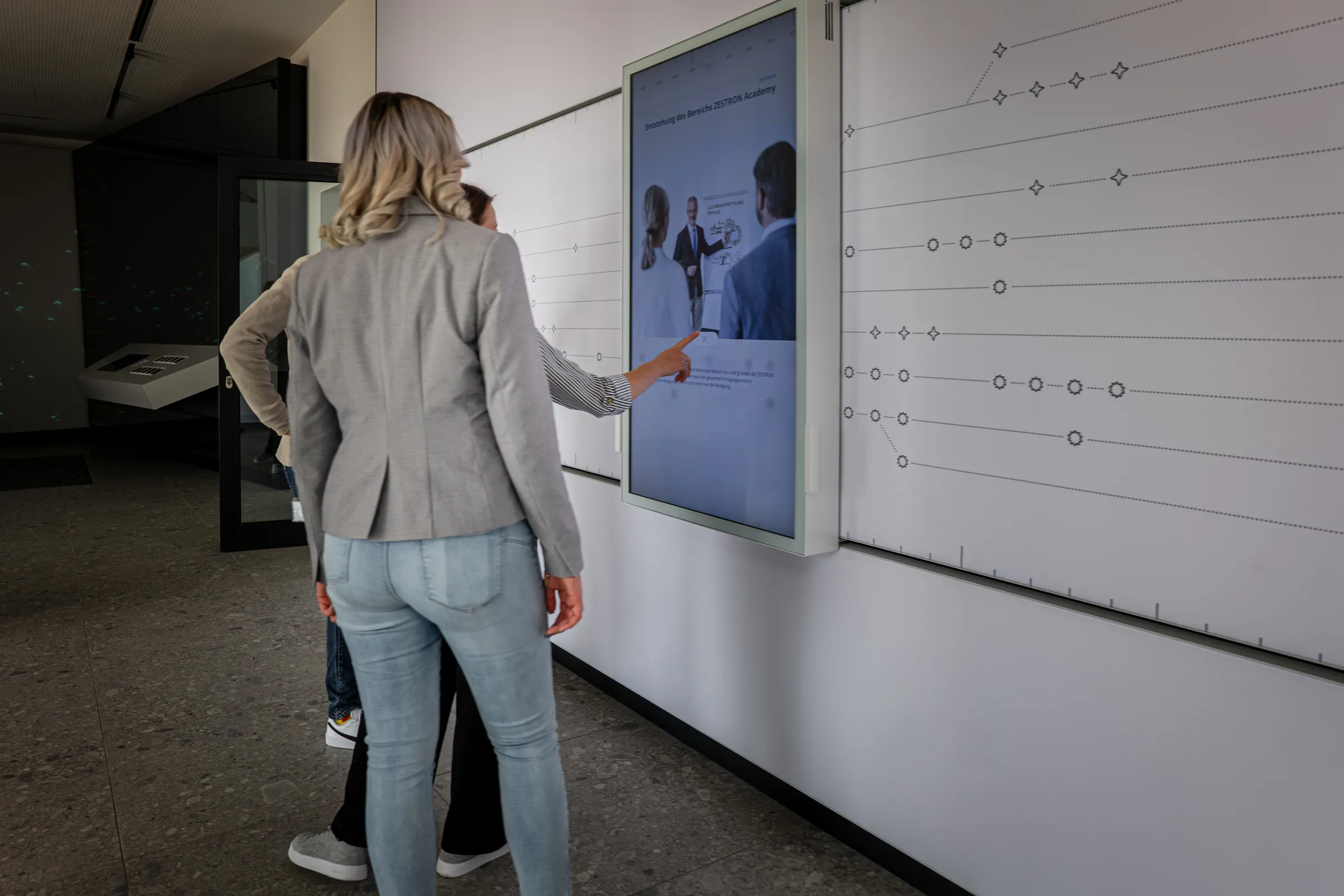 What media are suitable for an exhibition space? – A multi-touch history wall with a sliding screen