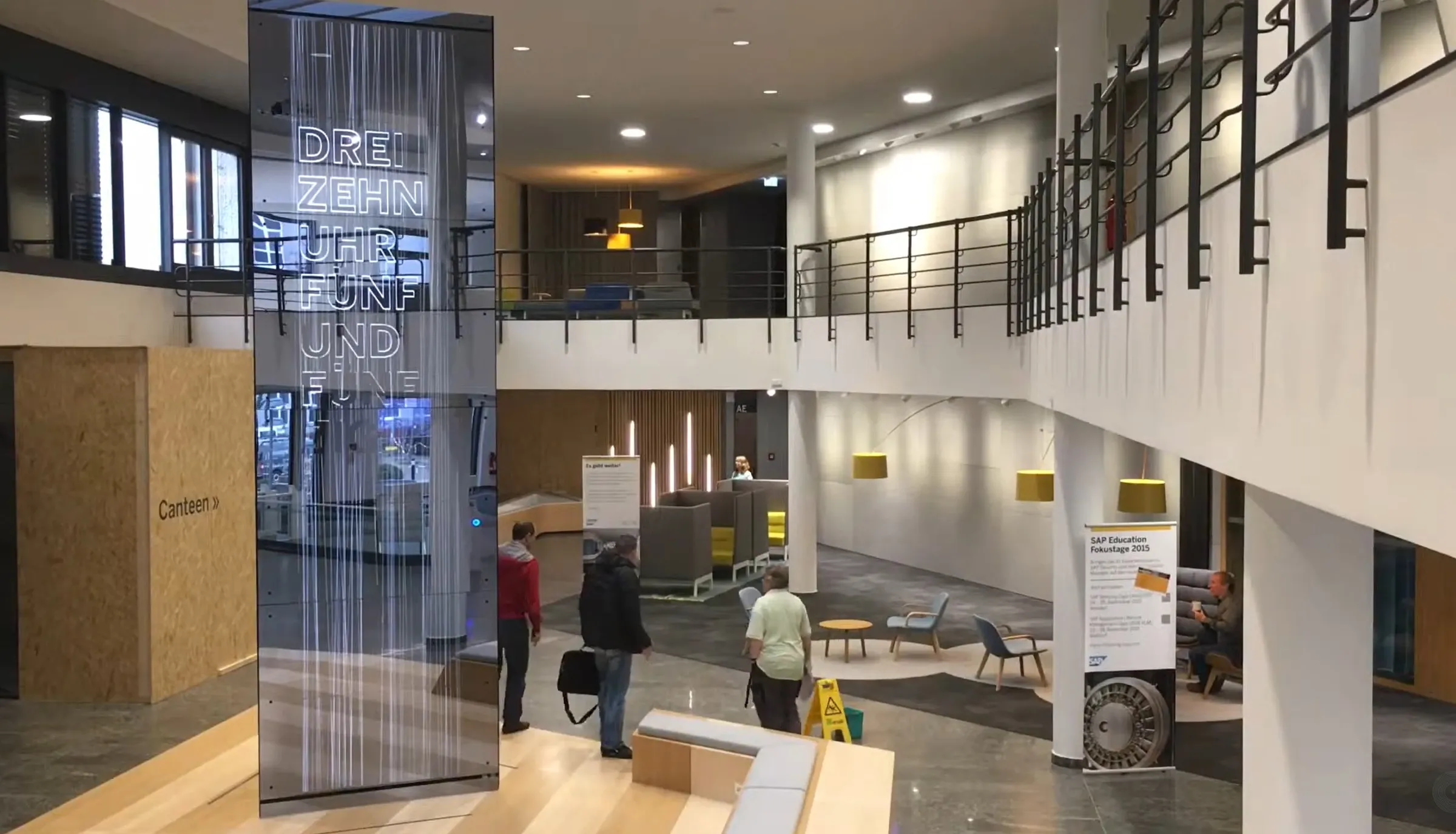 Digitaler Monolith im Foyer des Schulungszentrums